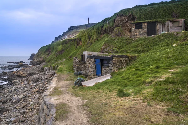 Gamle fiskehytter i landskapet Cape Cornwall – stockfoto