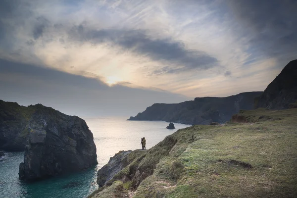 Spring zonsondergang bij hoog tij in kynance cove — Stockfoto