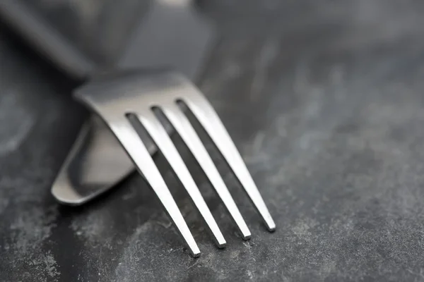 Macro imagen de cuchillo y tenedor sobre fondo rústico — Foto de Stock