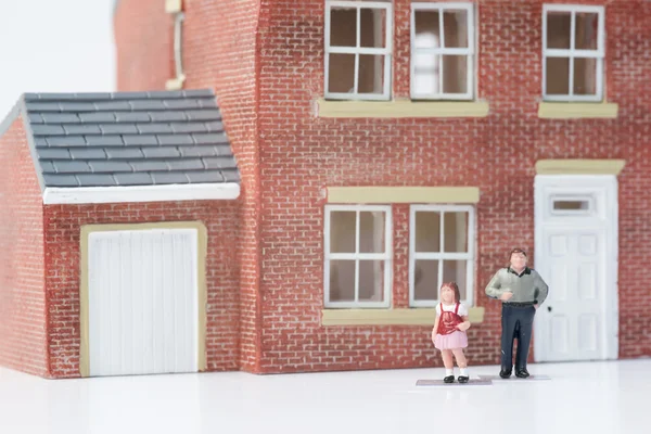 Samotny rodzic rodzina koncepcja ludzie model i dom na Zielone Świątki — Zdjęcie stockowe