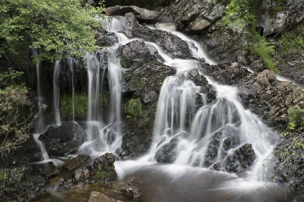 Dettaglio paesaggistico di cascata su rocce in estate lunga esposizione — Foto Stock