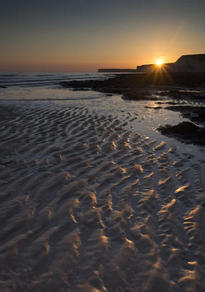 Paisagem de exposição longa costa rochosa ao pôr do sol — Fotografia de Stock