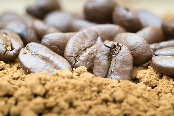 Macro image of ground coffee and coffee beans — Stock Photo, Image