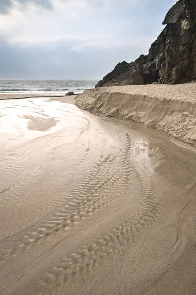 Porthcurno желтый песчаный пляж до заката — стоковое фото
