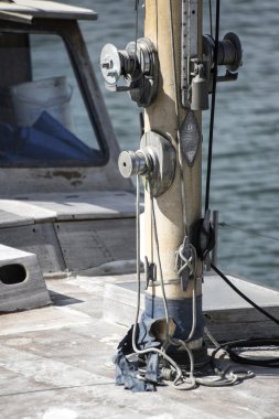 Makaralar ve ayakkabısı ile yat yelkenli direği detay