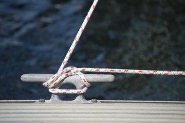 Yelkenli güvertesindeki halat kramponunun detaylı görüntüsü