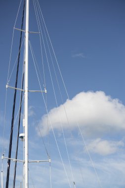 Yaz kabarık bulut gökyüzü mavi ve direk yat