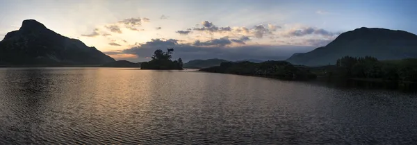 Panorama montaña y lago amanecer reflexiones hermosa landsca — Foto de Stock