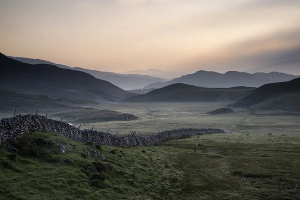 View along misty valley towards Snowdonia mountains — Stock Photo, Image