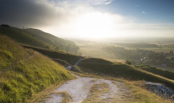 Vista a través del paisaje rural inglés durante la víspera del verano — Foto de Stock