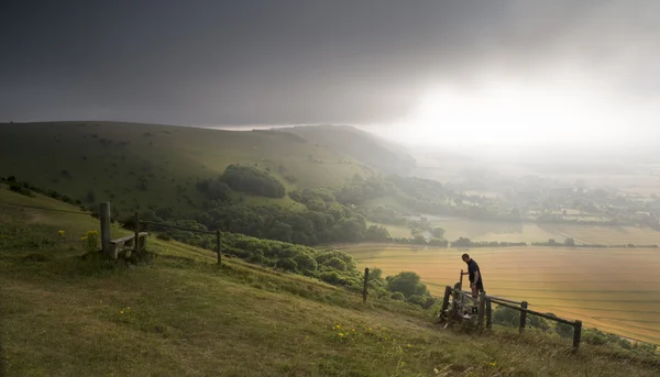 遅く夏イブ中、イギリスの田舎の風景全体表示します。 — ストック写真