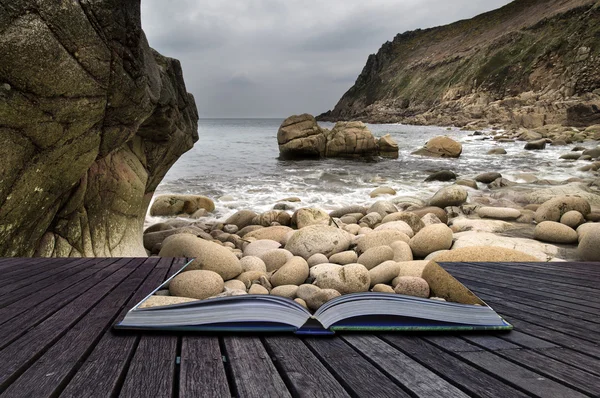 Páginas conceptuales creativas del libro Hermoso paisaje de Porth Nanv —  Fotos de Stock