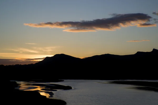 Ohromující silueta krajina zapadajícího slunce odráží ve vodě — Stock fotografie