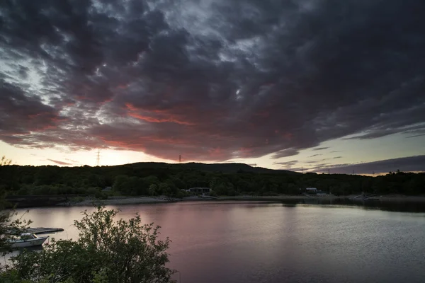 Hermoso amanecer malhumorado sobre el lago tranquilo —  Fotos de Stock