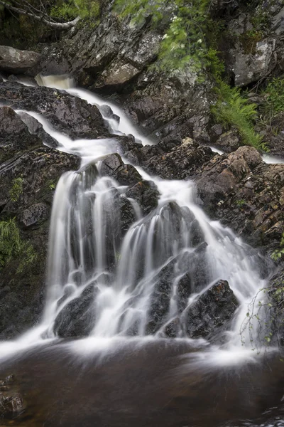Krajobraz szczegółowo wodospad nad skały w lecie długi czas ekspozycji — Zdjęcie stockowe