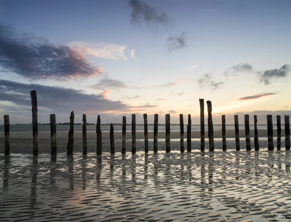 Bellissimo paesaggio Estate tramonto cielo riflesso sulla spiaggia bagnata a — Foto Stock