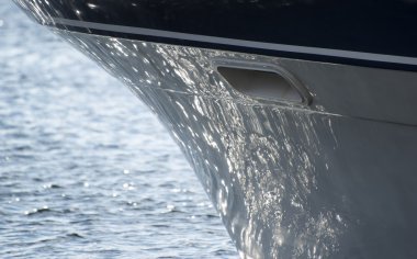 Deniz yansımaları ile tekne yelkenli tekne