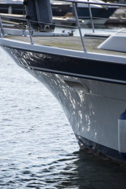 Deniz yansımaları ile tekne yelkenli tekne