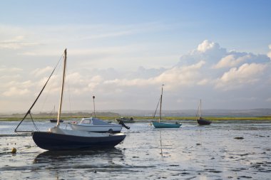 Yaz akşam peyzaj düşük tide Harbor'da eğlence teknelerin