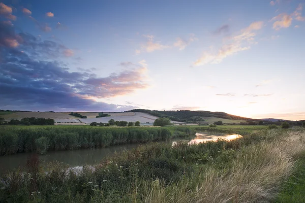 Yaz günbatımı kırsal manzara sırasında nehirde yansıtılması — Stok fotoğraf