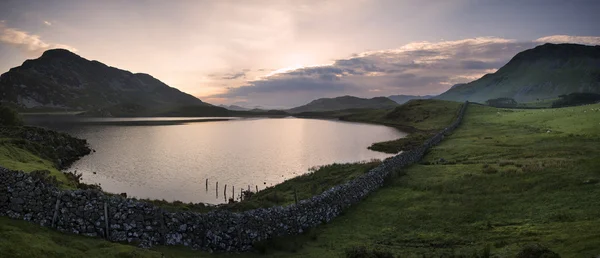 Panoráma mountain és a tó sunrise gondolatok gyönyörű táj — Stock Fotó