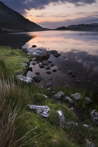 Fantastiska bergen och sjön sunrise reflektioner vackra landskap — Stockfoto