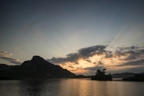 Nádherné hory a jezero odrazy slunce krásné landsca — Stock fotografie