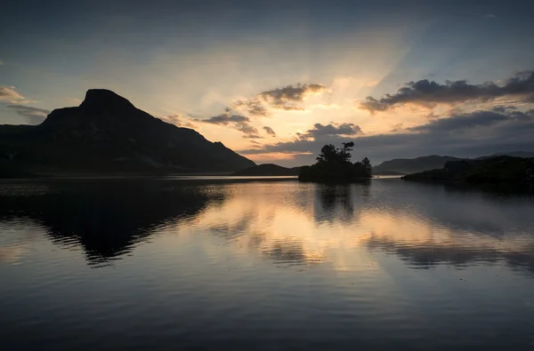 Nádherné hory a jezero odrazy slunce krásné landsca — Stock fotografie