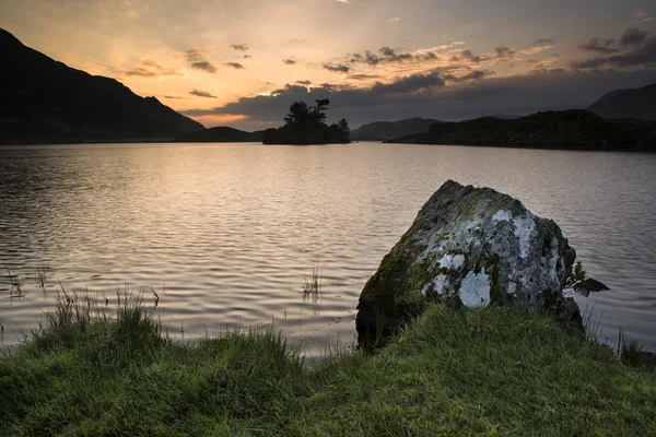 Fantastiska bergen och sjön sunrise reflektioner vackra landskap — Stockfoto