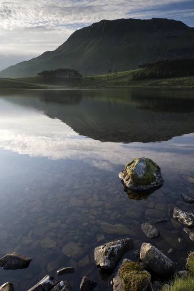 Beautiful sunrise mountain landscape reflected in calm lake — Stock Photo, Image