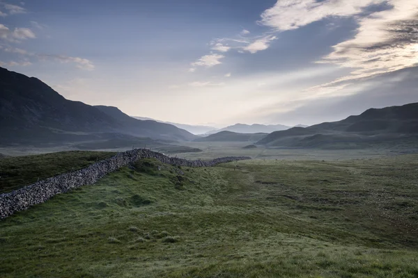 View along misty valley towards Snowdonia mountains — Stock Photo, Image