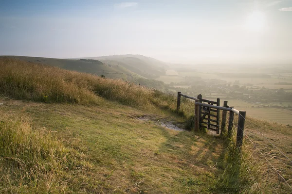 Vista a través del paisaje rural inglés durante la víspera del verano — Foto de Stock