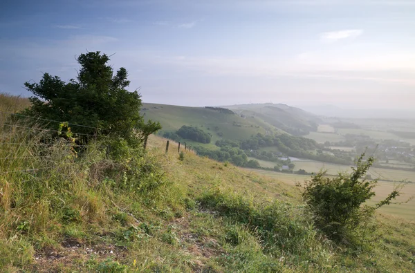 Vista a través del paisaje rural inglés durante la víspera del verano — Foto de Stock