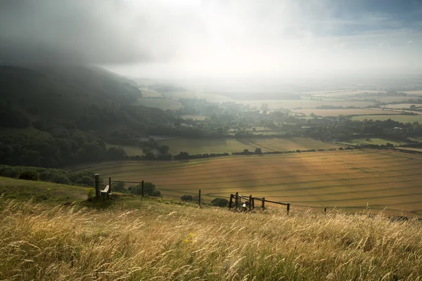 Vista sul paesaggio della campagna inglese durante la vigilia di fine estate — Foto Stock