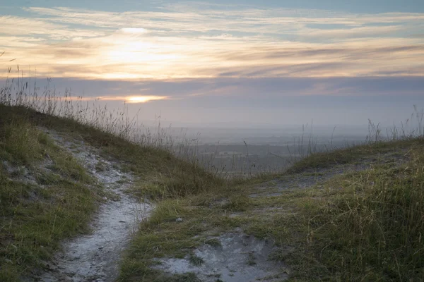 Bekijken over Engels platteland landschap tijdens de late zomer vooravond — Stockfoto