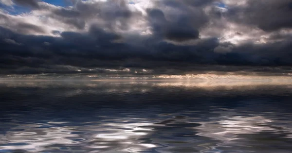 Belle syk reflétée dans les eaux calmes de la mer — Photo