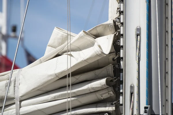 Close-up beeld van zeil en mast riemschijf systm op jacht zeilboot — Stockfoto