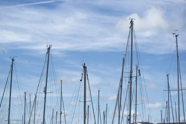 Cielo blu estivo con alberi da yacht barche a vela — Foto Stock