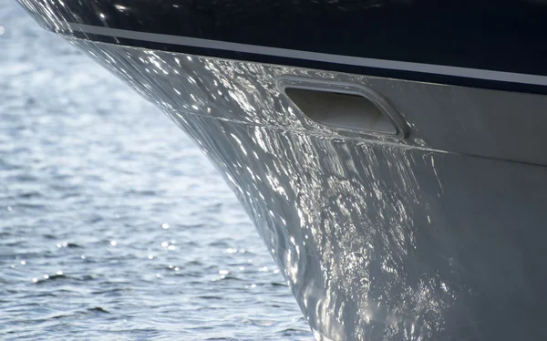 Hull of yacht sailboat with sea reflections — Stock Photo, Image