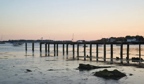 Eind van de zomer 's avonds landschap over haven lange blootstelling met j — Stockfoto