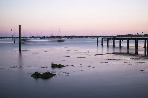 Paisaje vespertino a finales de verano a través de puerto larga exposición con j — Foto de Stock