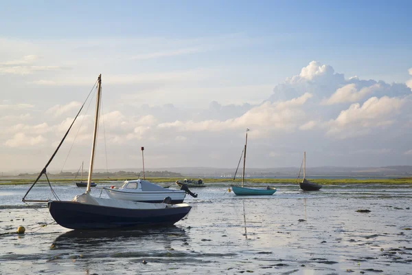 Summer evening landscape of leisure boats in harbor at low tide — Stock Photo, Image