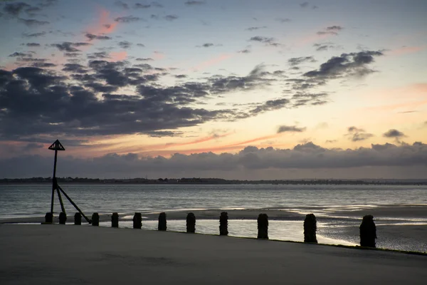 Gökyüzü günbatımı güzel manzara yaz ıslak kumsalda yansıyan — Stok fotoğraf