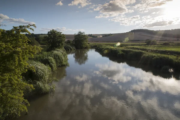 Landskap med flod i landskapet med blå himmel återspeglas i wat — Stockfoto