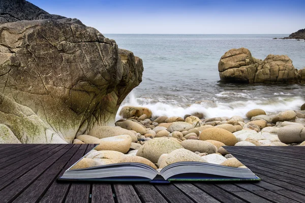 Páginas conceptuales creativas del libro Hermoso paisaje de Porth Nanv — Foto de Stock
