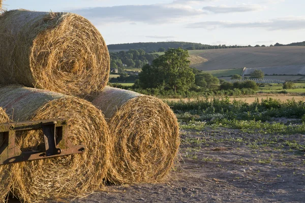 Paisaje de verano country de montón de fardos de heno contra rural — Foto de Stock