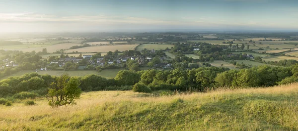Bekijken over Engels platteland landschap tijdens de late zomer vooravond — Stockfoto