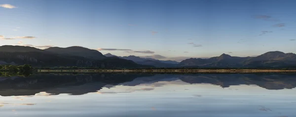 Bela vista panorâmica de verão de Porthmadog Cob em direção à neve — Fotografia de Stock