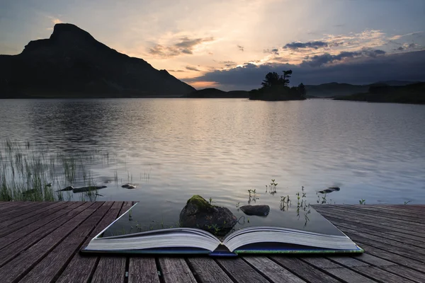 Kreativa koncept sidor av boken slående bergen och sjön sunris — Stockfoto