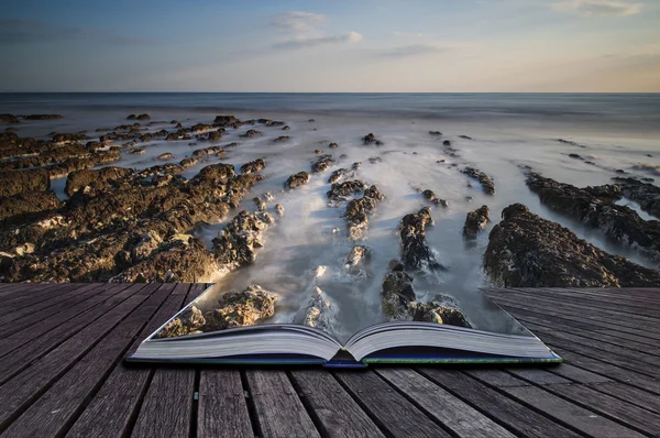 Kreatives Konzept Seiten des Buches Langzeitbelichtung Landschaft felsig sho — Stockfoto